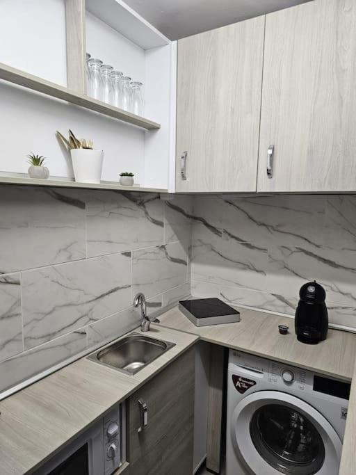 Chic Galati Apartment: Urban Escape Exterior foto